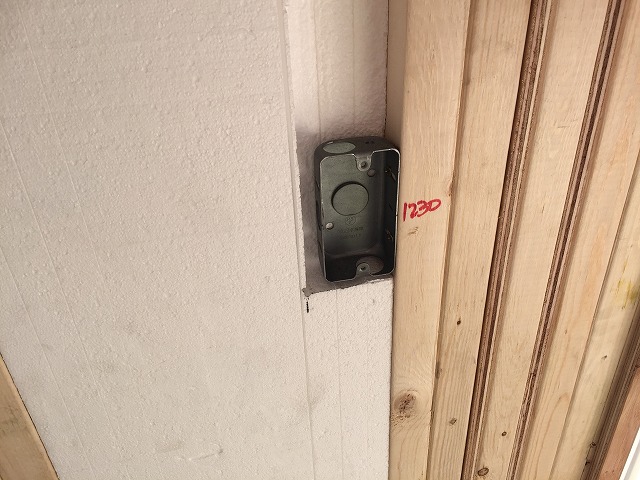 壁の中のスイッチと電気配線